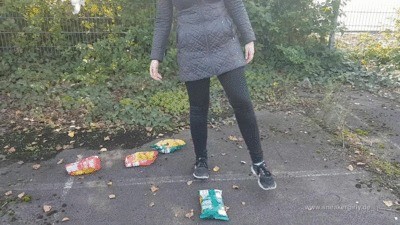 Sneaker-girl Juliette – Potato-chips-crushing